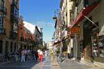 Gehen Sie in die Calle Ancha, Fußgängerzone, León, Spanien.