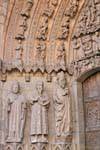 Statuen auf der linken Seite der Tür von San Juan, Westfront, Kathedrale León, Spanien.