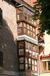 Erweiterte Doppelholzfenster typische Architektur Leon, Spanien.