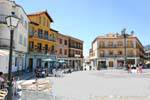 Miraflores della Sierra typische Höhe Häuser auf der Plaza del Álamo, Spanien.