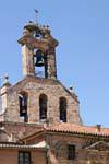 Störche haben ihr Nest auf einem Turm, Salamanca gegründet, Spanien.