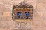 Fenster der Casa de las Conchas, Salamanca, Spanien.