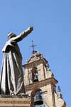 Katholische Statue vor der Glockenturm Störche, Salamanca, Spanien.