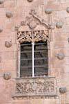 Reflection in Glas und Muscheln Casa de las Conchas, Salamanca, Spanien.