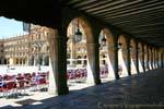Unter den Arkaden der Plaza Mayor, Spanien.