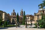 Statuen von Angesicht zu Angesicht, Anaya Platz, mit Blick auf Kirche Iglesia de la Clerecía Salamanca, Spanien.