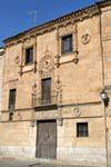 Blick auf die Fassade der Casa de las Muertes, Salamanca, Spanien.