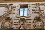 Skulptur auf Fassade Calle Zamora, Salamanca, Spanien.