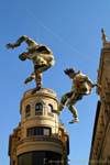 Acrobats von Papier, plaza Bandos, Salamanca, Spanien.