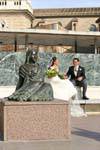 Newlywed Paar hinter der Statue, Plaza del Pilar, Zaragoza, Spanien.