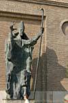 Riesige religiöse Statue, Plaza del Pilar, Zaragoza, Spanien.