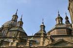 Vier der elf Kuppeln der Basilika Nuestra Señora del Pilar, Zaragoza, Spanien.