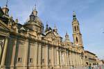 Blick auf die Vorderseite des Madonna del Pilar, Zaragoza, Nuestra Senora del Pilar, Spanien.