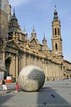 Globo Terraqueo von hormigón, Werk von Francisco Rallo Lahoz, vor der Basilica de Nuestra Señora del Pilar, Zaragoza, Spanien.