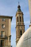 Eine andere Ansicht der Glockenturm der Basilika del Pilar, Zaragoza, Spanien.