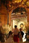 Kinder vor dem Weihnachts Columna, Santísima Imagen de Nuestra Señora del Pilar, Zaragoza, Spanien.