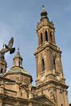 Pigeon Fliegen zu Torres del Pilar in Saragossa, Spanien.