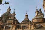 Glasierte Fliesen an den Kuppeln der Barock Basilica del Pilar, Zaragoza, Spanien.