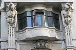 Atlas Stone in Balkon, 42 Calle del Coso, mit Blick auf die Calle Alfonso 1, Zaragoza, Spanien.
