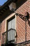 Typische Dekoration der Wand eines Hauses, Segovia, Spanien.