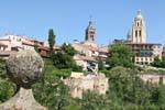Blick auf die Türme der Kathedrale und San Esteban aus dem Alcazar, Segovia, Spanien.
