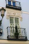 Fensterrahmen, gegenüber dem Teatro Cervantes, Segovia, Spanien.