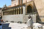 Außenansicht des Portico de la Iglesia de San Martin, Segovia, Spanien.