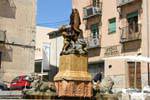 Löwenbrunnen, mit Kindern mit einem Fisch, Plaza San Martin, Segovia, Spanien.