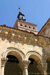 Außenkreuzgang Bögen und Glockenturm von San Martin, Segovia, Spanien.
