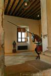 Pferd Rüstung und Speer, das Alte Schloss Zimmer, Segovia Alcazar, Spanien.