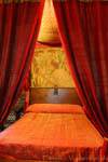 Royal Zimmer, gotische Nussbaum Bett mit einem Baldachin aus Brokat, Alcazar, Segovia, Spanien.