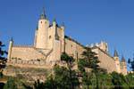 Alcazar gesehen von der Calle Cuesta de Los Hoyos, Segovia, Spanien.