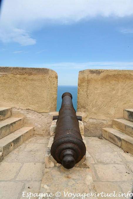 Kanone auf den Zinnen, Castillo Santa Barbara, Alicante - Spanien