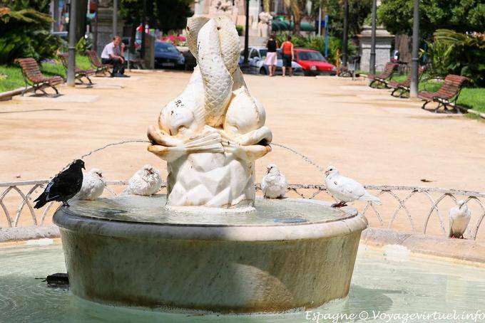 Tauben auf Brunnen mit Delphinen, Parque Canalejas, Alicante - Spanien