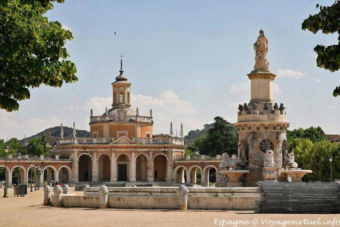 Aranjuez, Iglesia San Antonio, von der Palacio Avenida gesehen - Spanien