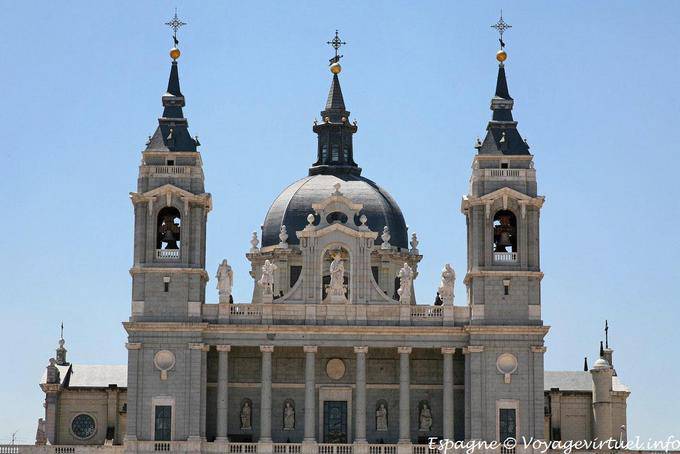 Madrid, Türme von Santa María la Real de la Almudena - Spanien