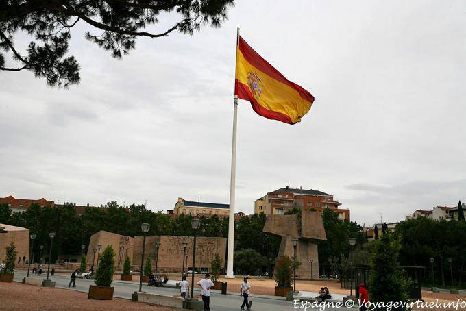 Geschnitzte Werke von Joaquín Vaquero Turcios, Plaza Colon, Madrid - Spanien