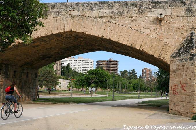 Valencia, Puente de la Trinidad, Jardin del Rio Turia - Spanien