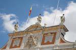 Haupteingang mit Statuen, Palacio Real, Aranjuez, Spanien.