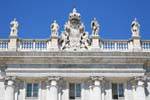 Skulpturen und Arme Spaniens Fassade des Royal Palace, Madrid, Spanien.