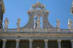 Über dem Haupteingang der Kathedrale La Almudena, Calle Baillén, Madrid, Spanien.