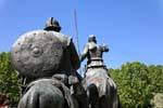 Don Quijote y Sancho Pansa von hinten gesehen, Plaza de Espana, Cervantes-Denkmal, Madrid, Spanien.
