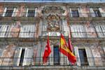 Madrid, Plaza Mayor, Fahnen und Schild, Spanien.