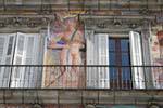 Madrid, Plaza Mayor, ein Mann mit einem Bogen, Spanien.