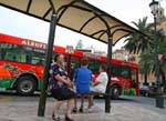 Valencia, wartet an der Bushaltestelle, Spanien.