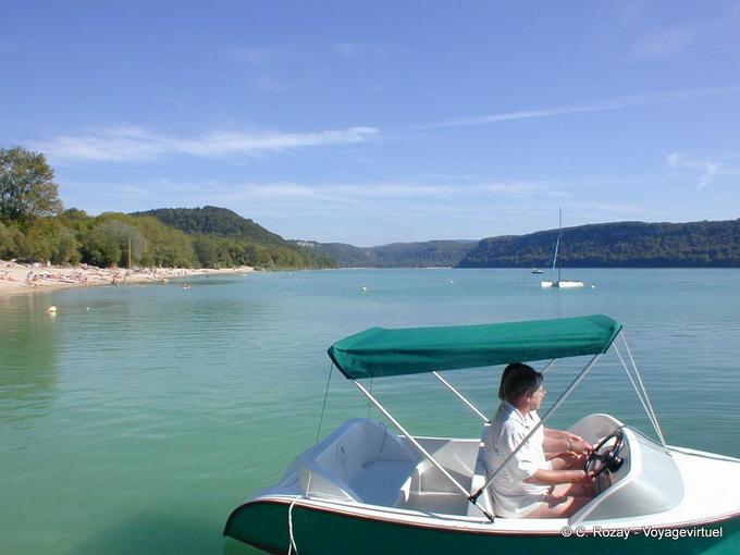 Franche-Comté, Elektroboot auf dem Lake Chalain, Frankreich