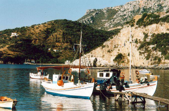 Boote in den kleinen Hafen von Sampatiki - Griechenland