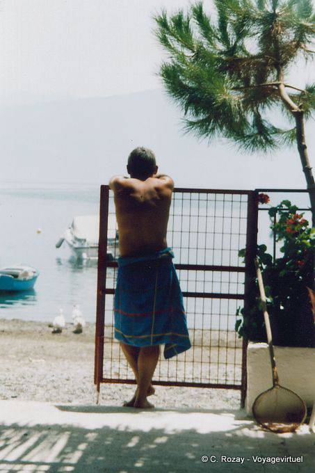Nachdenklicher Mann mit Blick aufs Meer, Sampatiki - Griechenland