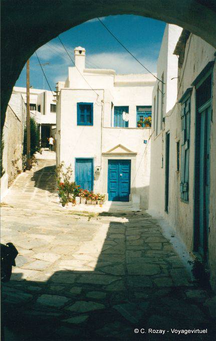 Tinos, die Drehung des einen überdachten Gang - Griechenland