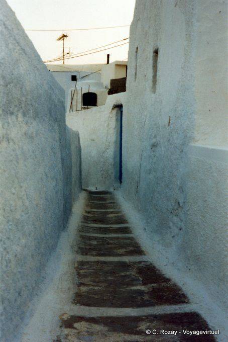 Chora schmale Gasse, Insel Anafi - Griechenland